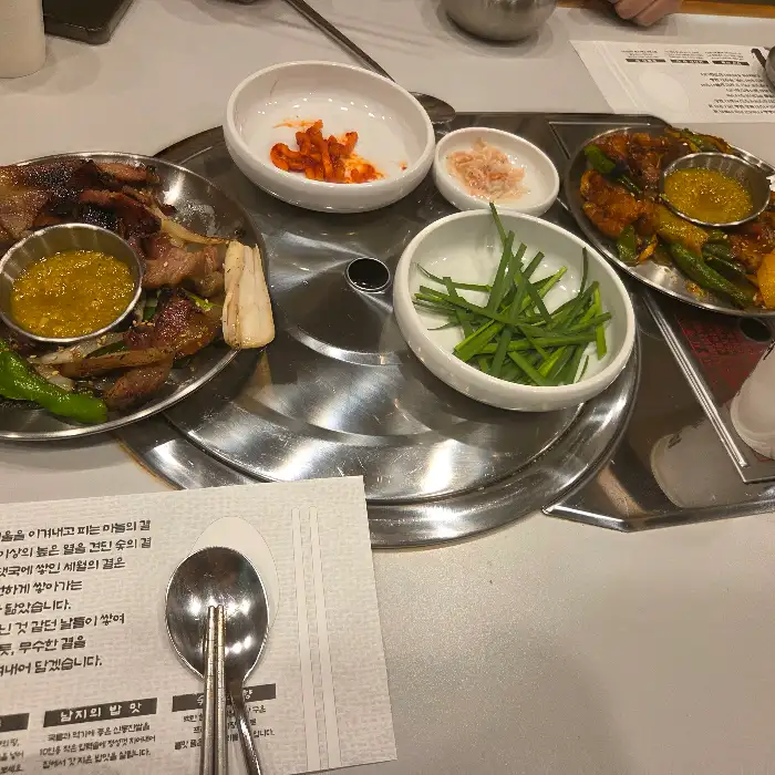 푸짐하게 담긴 오징어구이