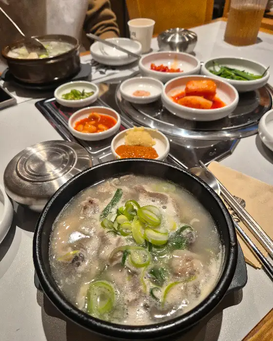 순대국에 밥을 말아먹는 모습