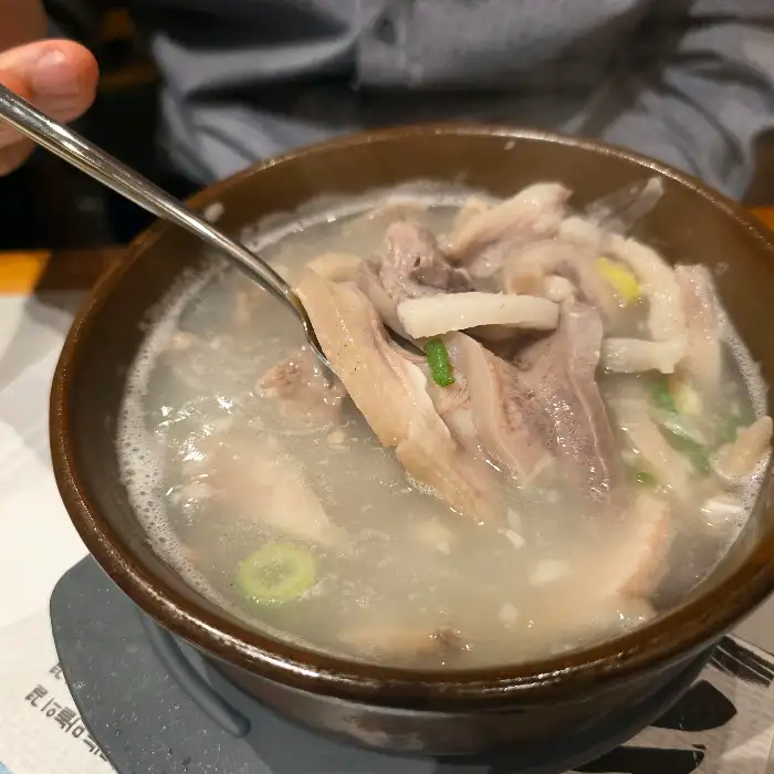 푸짐한 순대와 고기가 들어있는 순대국
