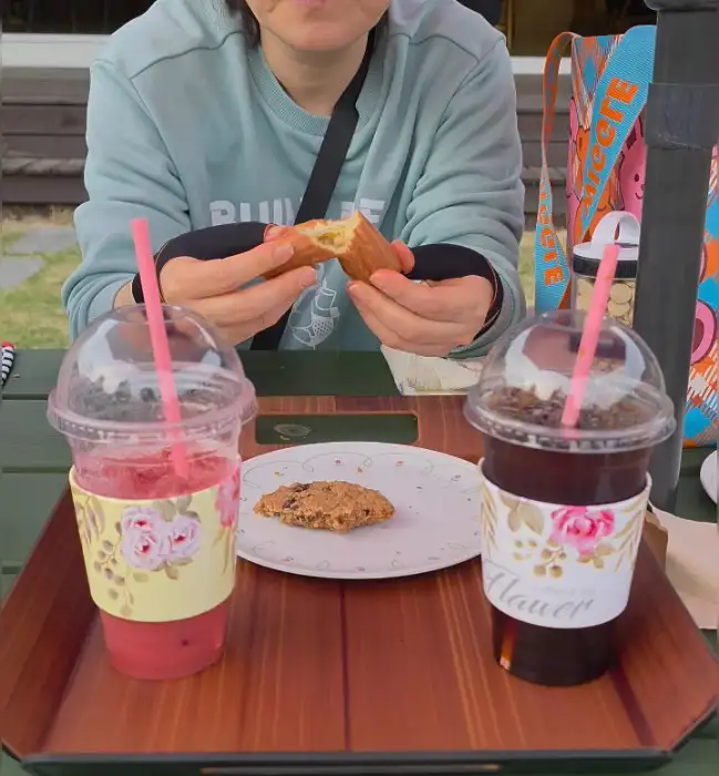 주문한 커피와 옥수수빵, 쿠키가 담긴 트레이