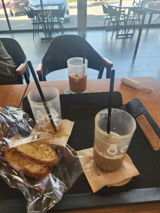 커피와 빵이 놓인 테이블 모습