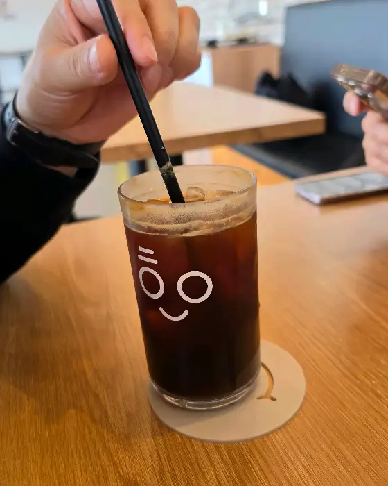 손이 커피잔을 잡고 있는 모습