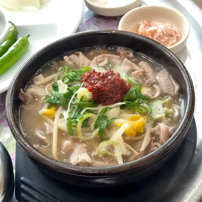국밥 속 푸짐한 고기와 내장