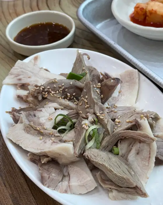 푸짐하게 담긴 머릿고기 요리
