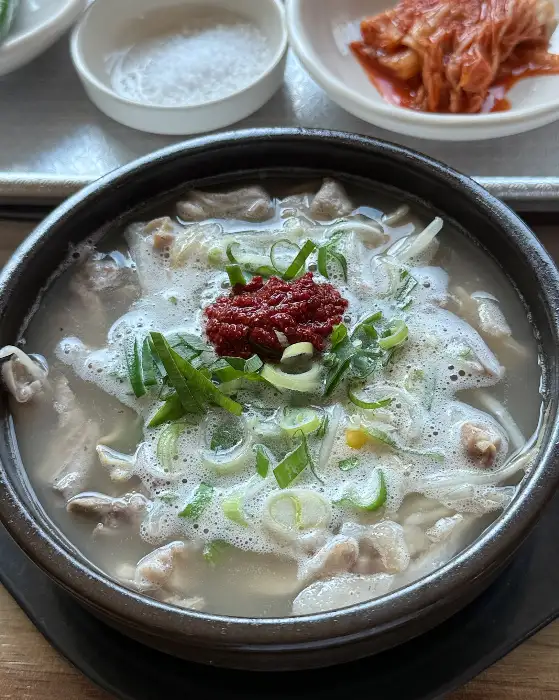 넓은 테이블 공간과 여러 손님들이 식사하는 모습