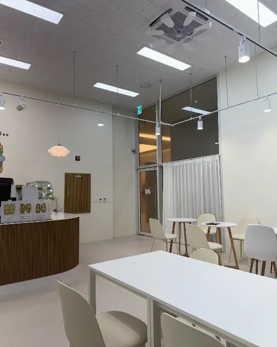 깔끔하고 세련된 카페 인테리어