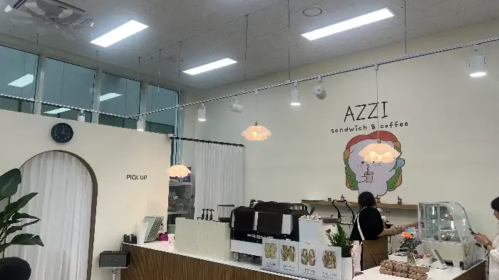 카운터와 내부 공간 전경