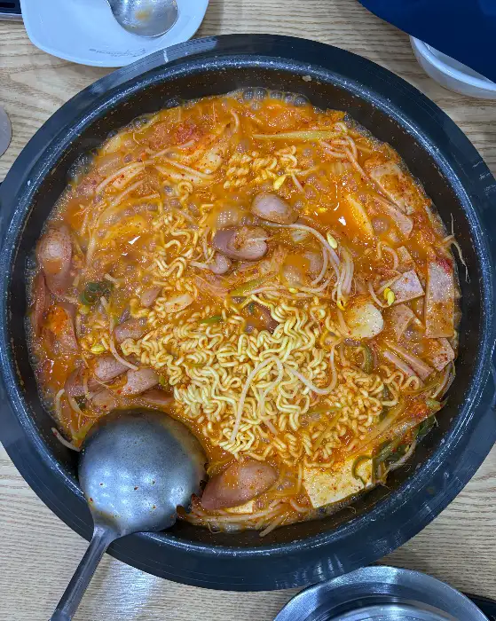 라면 사리가 듬뿍 들어간 김영화 부대찌개
