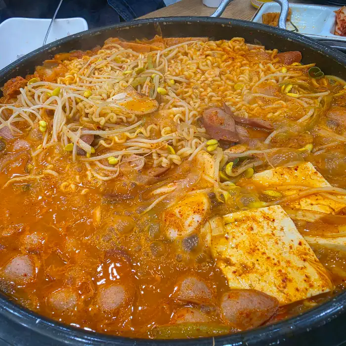 다양한 재료가 푸짐하게 담긴 부대찌개