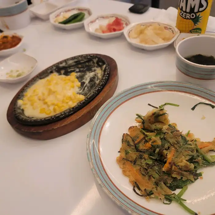 도미다리 횟집 밑반찬 (콘치즈, 파전)