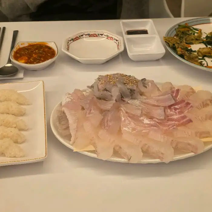 도미다리 횟집 활어회 세부 모습