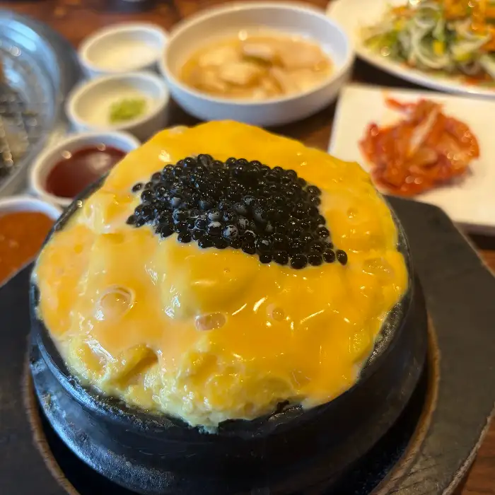 캐비어가 올라간 특별한 계란찜