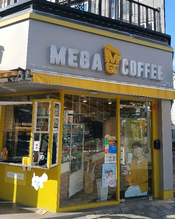 메가MGC커피 매장 전경