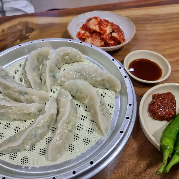 김이 모락모락 나는 수제 만두