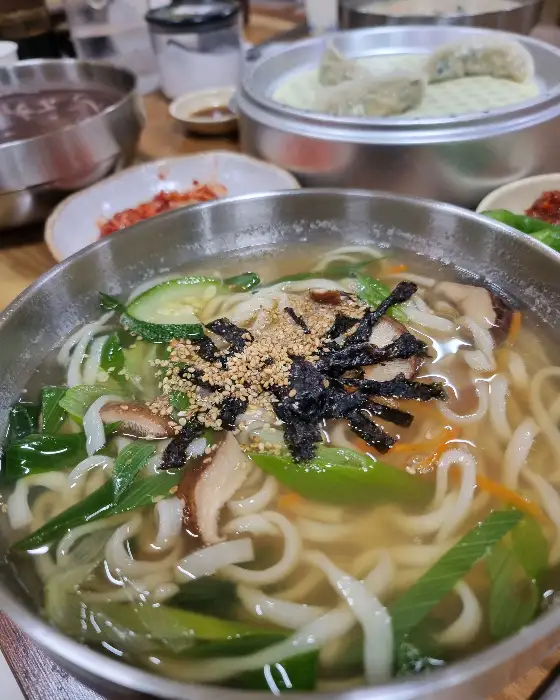 야채가 듬뿍 들어간 맑은 국물의 칼국수