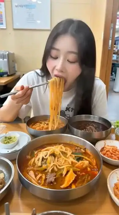 여성이 콩국수를 맛있게 먹는 모습