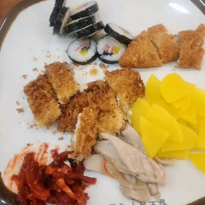 돈까스, 김밥, 샐러드, 볶음김치 등 다양한 음식