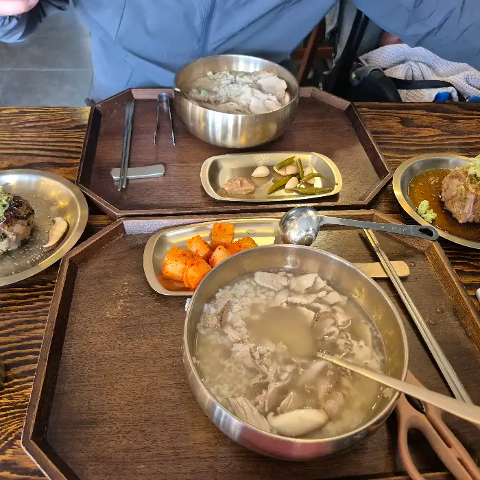 밥을 말아먹기 좋은 돈곰탕