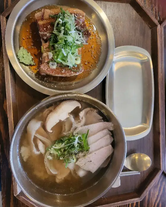 겹겹이 쌓인 부드러운 수육