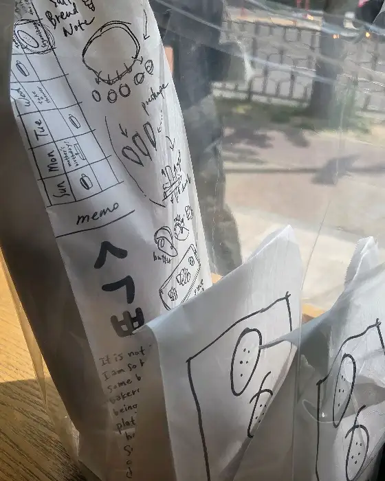 다양한 맛의 소금빵 그림이 그려진 메뉴판