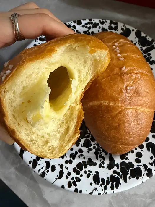 반으로 가른 소금빵 속 모습