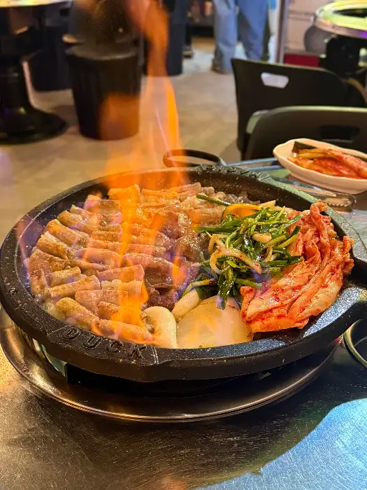 불쇼 중인 모듬곱창