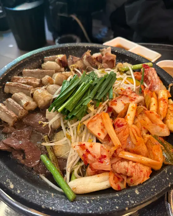 곱창과 대창, 채소가 어우러진 모습
