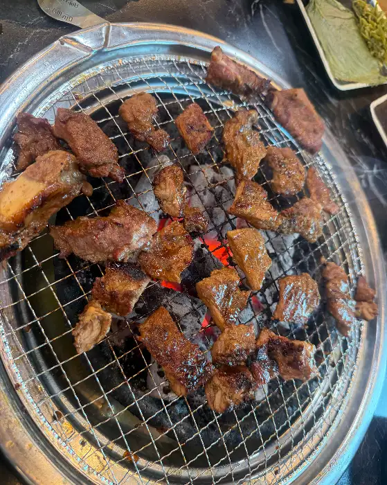 숯불 위에서 맛있게 익어가는 돼지갈비