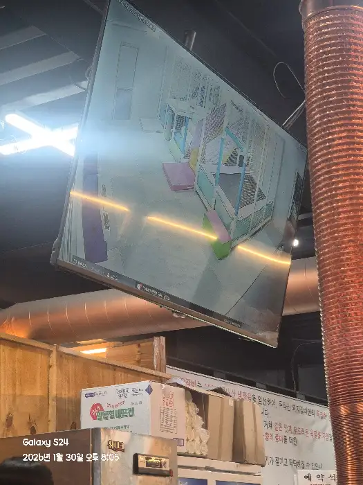 매장 내부에 설치된 CCTV 모니터에 보이는 놀이방 모습