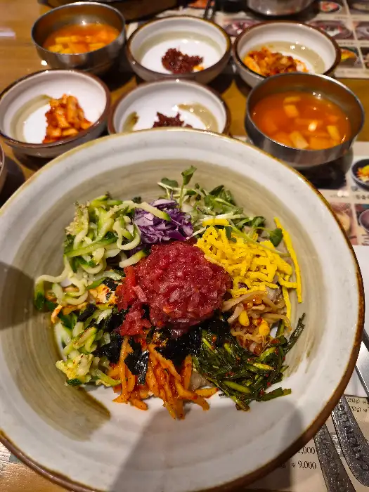 푸짐한 돌솥비빔밥