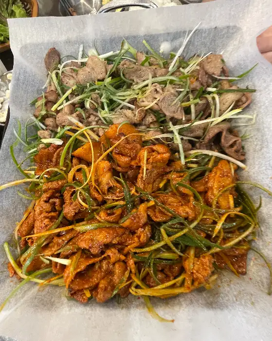 간장 양념과 고추장 양념이 반반 나뉜 연탄불고기