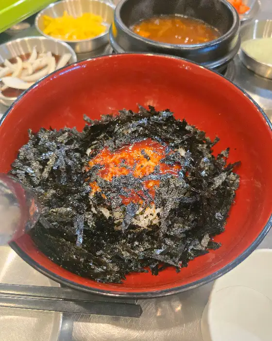 김가루와 양념이 듬뿍 뿌려진 볶음밥