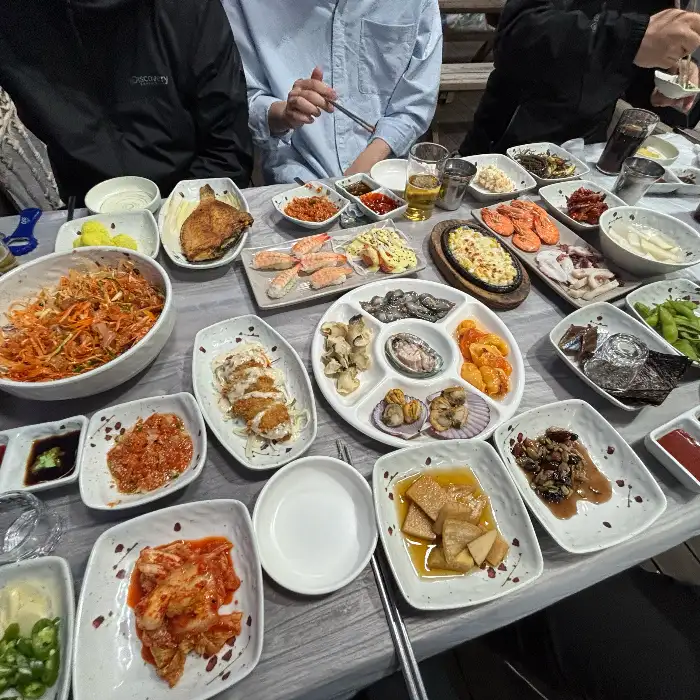 다양하고 푸짐한 스끼다시가 차려진 식탁