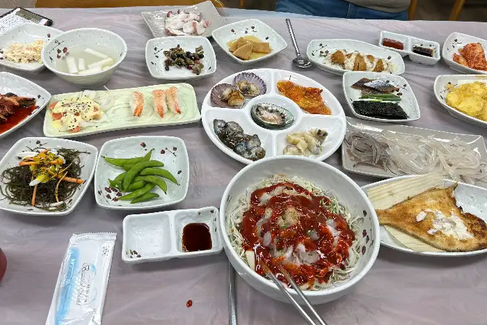 다양한 회와 해산물이 포함된 모듬회
