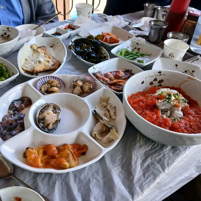 붉은 양념이 먹음직스러운 물회
