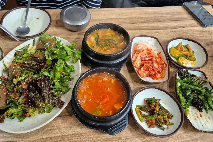 콩비지찌개와 곁들임