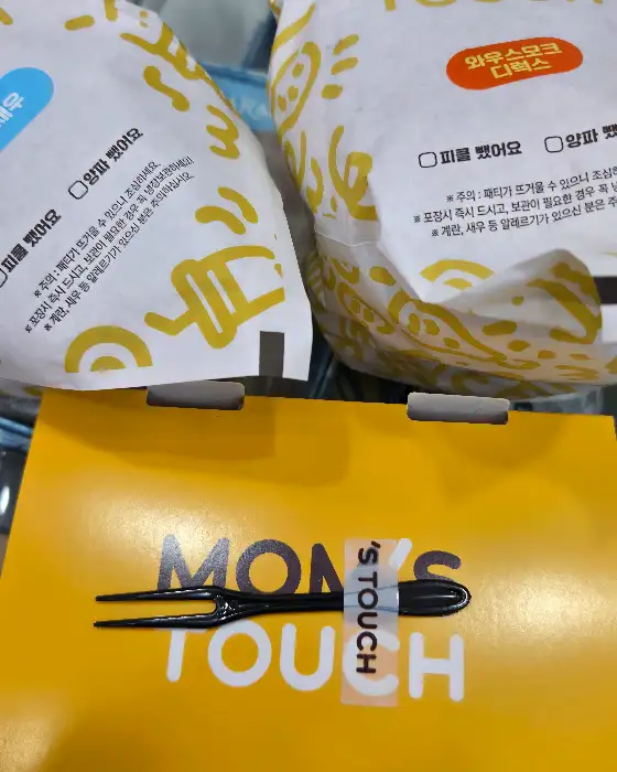 맘스터치 포장 메뉴와 포크
