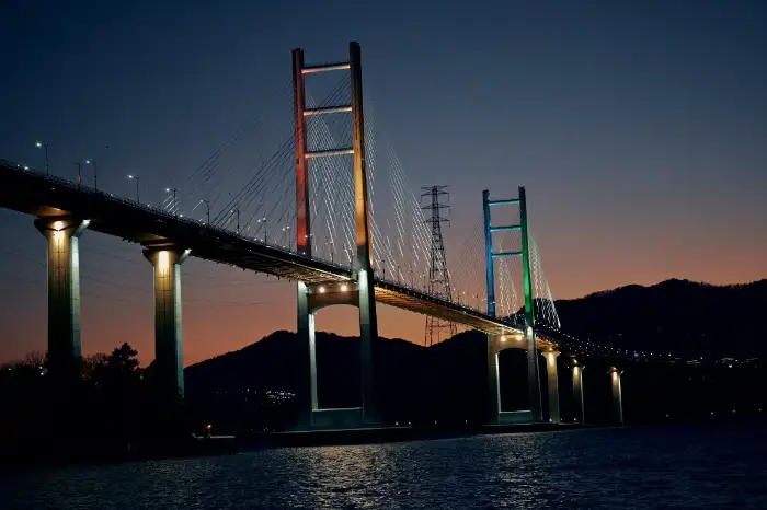 화려한 조명이 켜진 마창대교의 밤 풍경