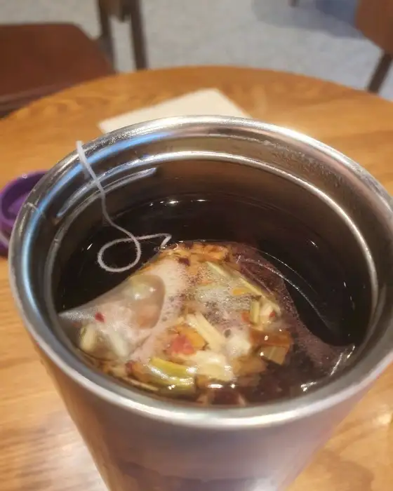 머그컵에 담긴 찻잎과 따뜻한 차