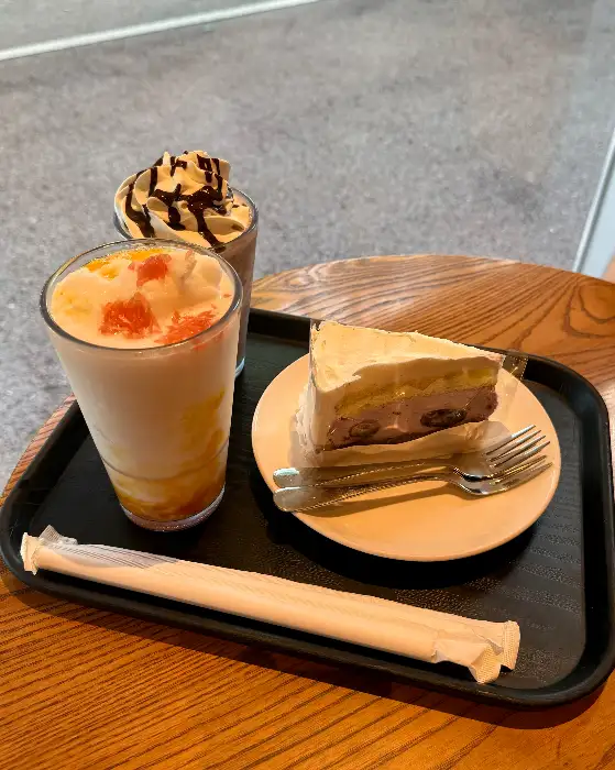 케이크와 음료가 담긴 트레이