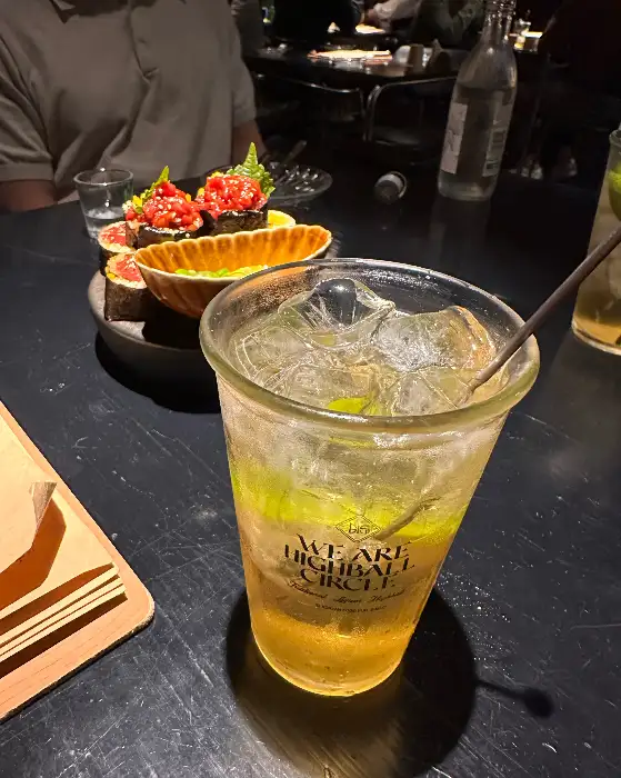 음료와 함께 나온 육회김밥의 모습