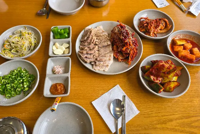 다양한 반찬과 함께 차려진 보쌈 상차림