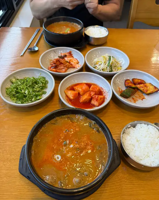 추어탕과 밥, 그리고 여러 반찬이 담긴 상차림