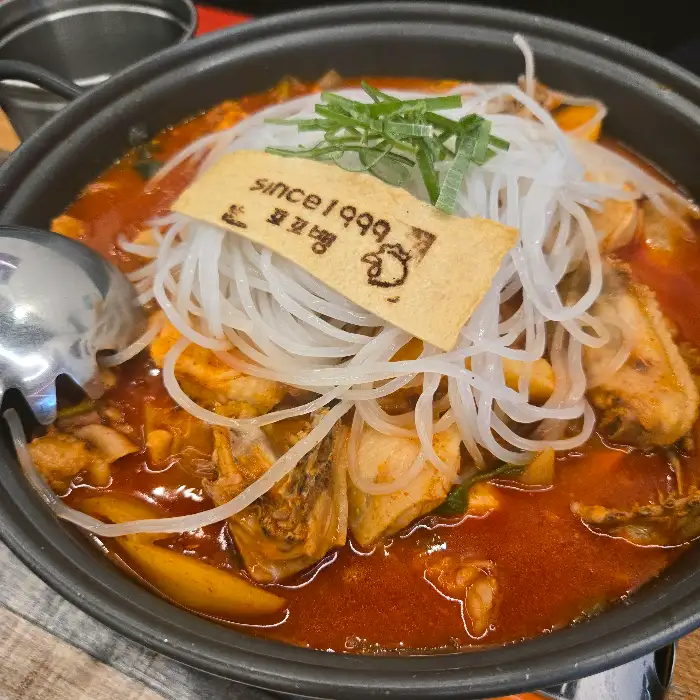 푸짐하게 담긴 곱도리탕, 당면과 닭고기가 가득