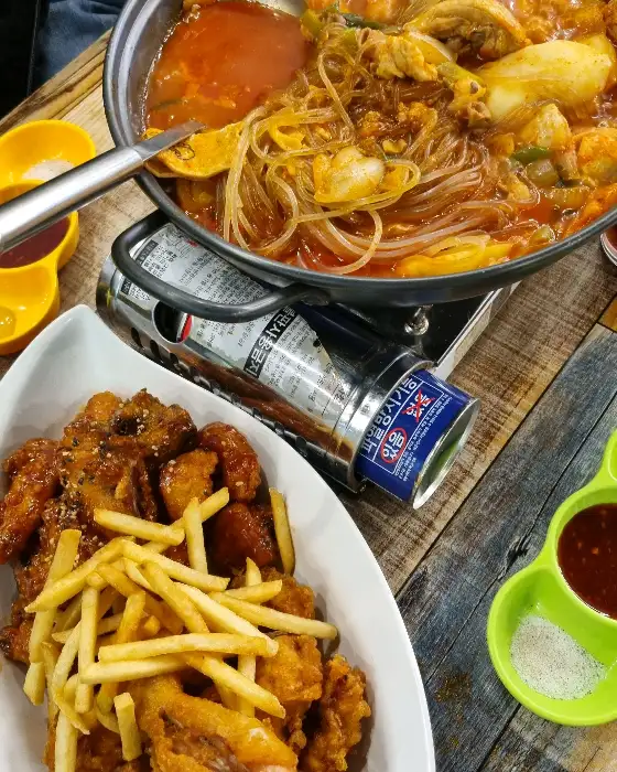 보글보글 끓고 있는 닭도리탕과 옆에 놓인 반반 치킨