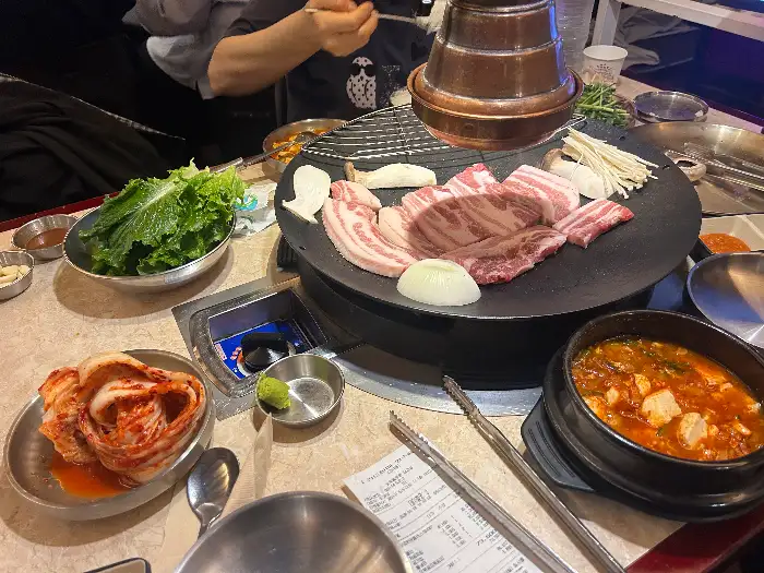 솥뚜껑 삼겹살과 함께 나온 된장찌개와 계란찜