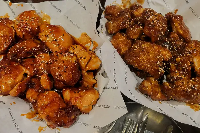 두 종류의 양념 치킨