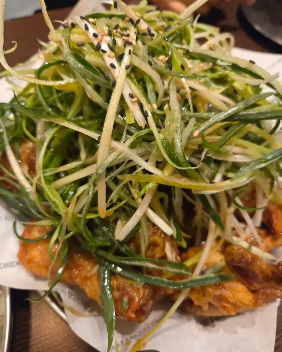 신선한 파채와 함께 나온 치킨