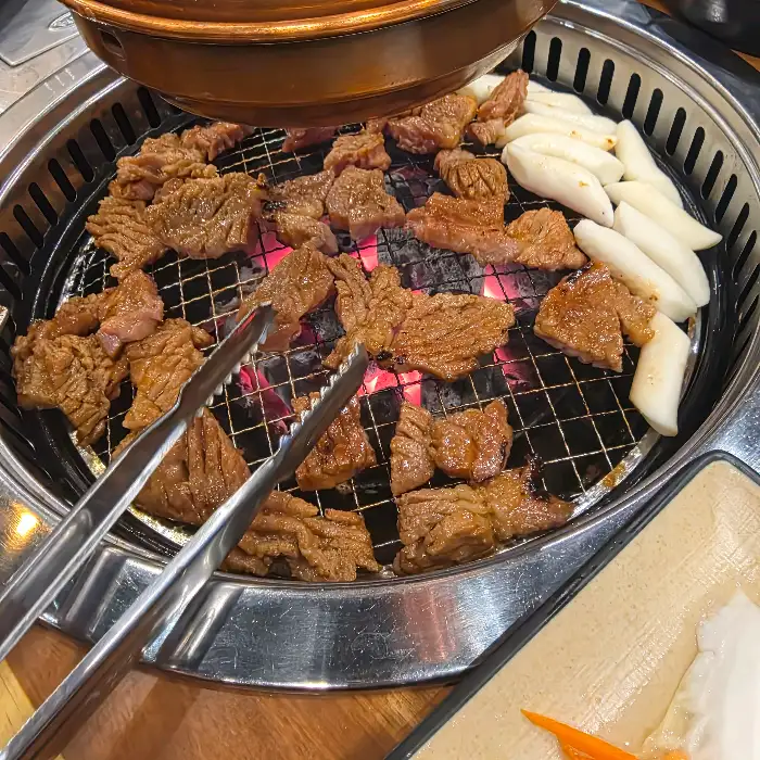 맛있게 익어가는 양념 돼지갈비와 떡