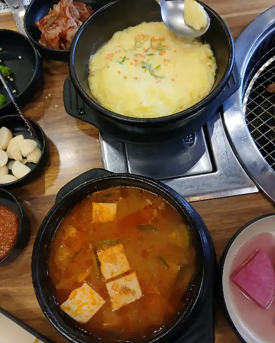 뚝배기에 담긴 구수한 된장찌개와 계란찜